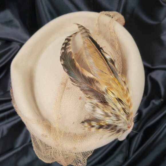 Vintage Bollman Pillbox Hat Doeskin Felt 100% Wool Feathers Beige USA Made Vtg - Picture 13 of 16